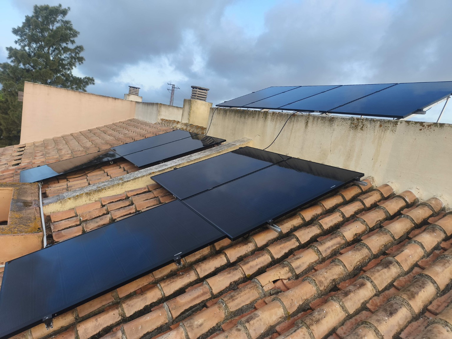 Paneles fotovoltaicos en tejado residencial