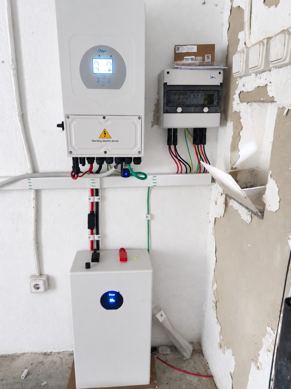 Inversor y batería solar instalados